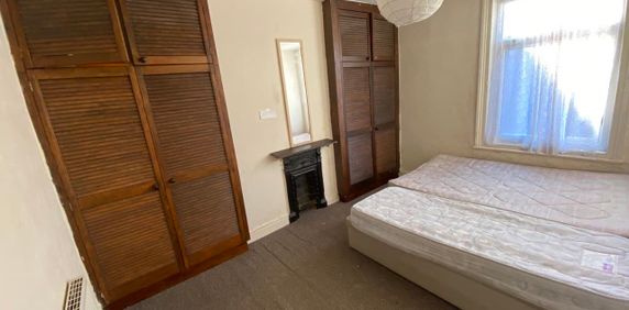 Woodview Place, LS11 - Photo 2