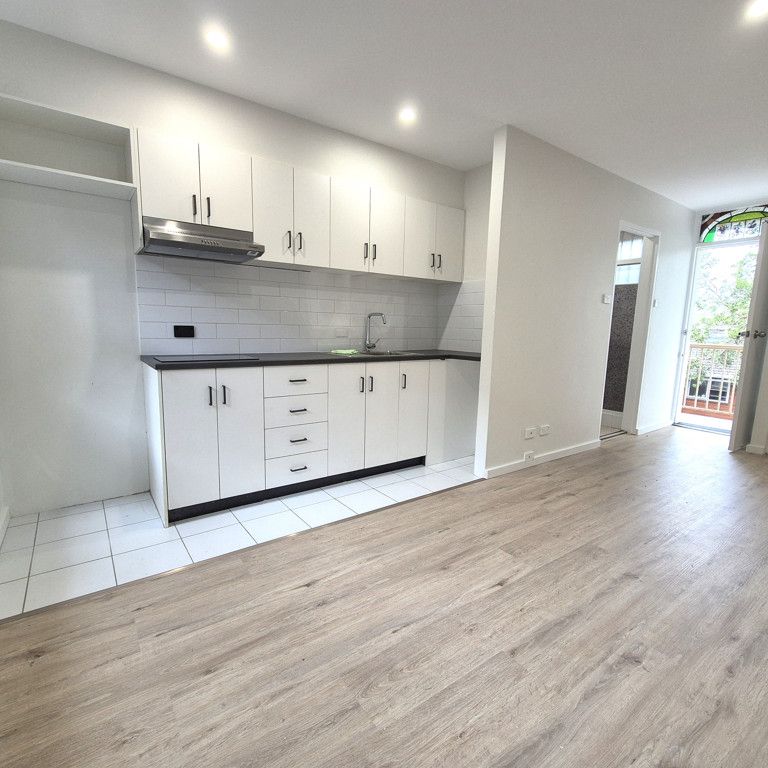 Charming Studio Apartment in Prime Ashfield Location - Photo 1