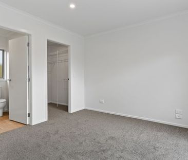 With three generous bedrooms on offer, a spacious open-plan kitchen... - Photo 2