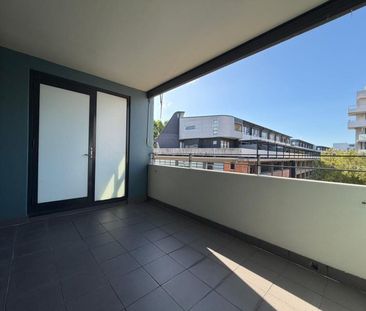 Stylish Living Sanctuary - 'Linc' - Photo 1