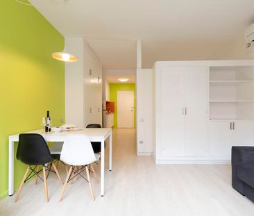 Studio apartment with communal terrace in Eixample - Photo 3