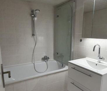 Renovierte 2,5-Zimmer-Dachgeschosswohnung mit Einbauküche, Stellp - Photo 3