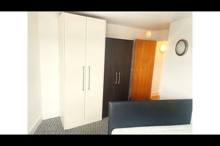 2 Bed Penthouse, Raphael House, IG1 - Photo 4