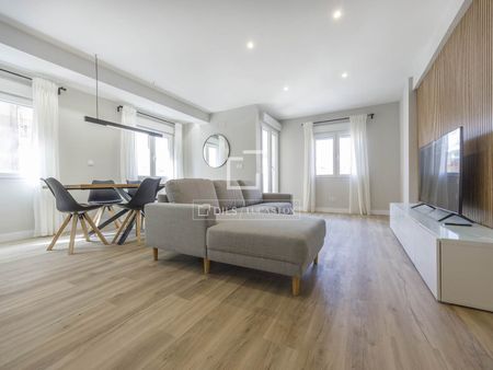 Excellent 4 Bedroom fully furnished apartment for rent in Cabanyal, Valencia - Photo 4