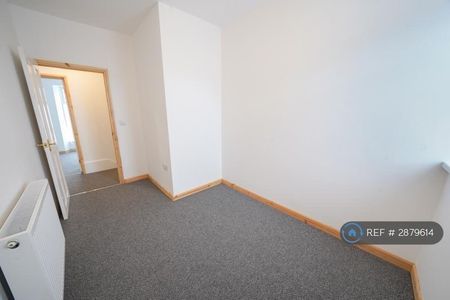 3 bedroom end of terrace house to rent - Photo 2