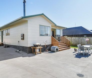 Welcome to this spacious and versatile 4-bedroom rental home. - Photo 1
