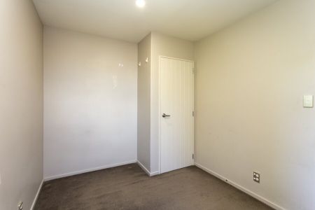 Lovely 3 bedroom townhouse with great parking options! - Photo 3