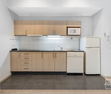 FURNISHED 1-BEDROOM APARTMENT IN MELBOURNE CBD — WATER & ELECTRICITY INCLUDED - Photo 5