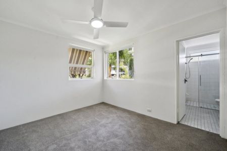 3 BEDROOM, TOP FLOOR APARTMENT - Photo 2