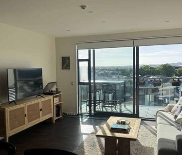 Stylish Furnished Harbour-View Apartment – Lock Up - Photo 1