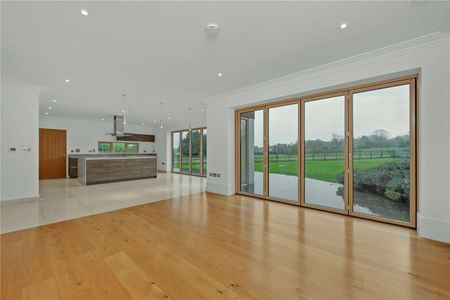 An impressive 5 bedroom detached home with impressive views. - Photo 3