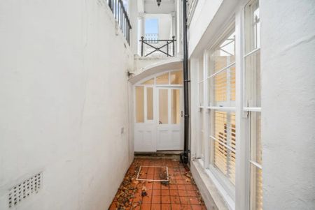 1 bedroom flat in London - Photo 5