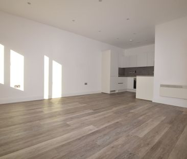 Flat to rent - Elmfield Road, Bromley, BR1 - Photo 3