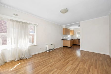 TWO BEDROOM IN QUIET BLOCK - Photo 5