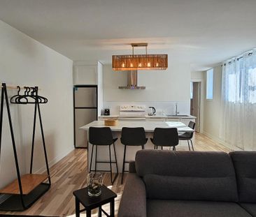 DISPONIBLE - Magnifique 3 1/2 rénové + cour + meubles @ louer - Photo 3