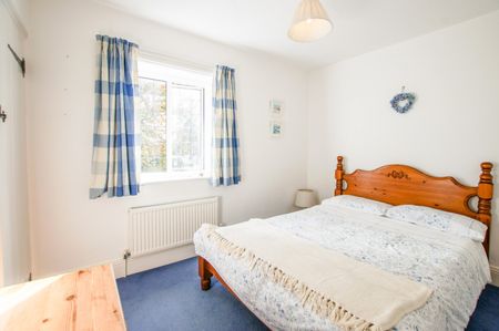 Discover this beautifully presented period cottage, perfectly located just minutes from the world-renowned Goodwood Estate and Rolls-Royce - Photo 5