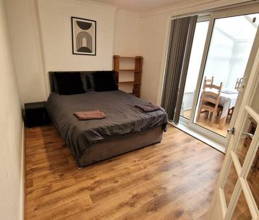4 bedroom semi-detached house to rent - Photo 6