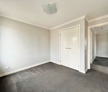 BRIGHT AND SPACIOUS TOWNHOUSE - Photo 6