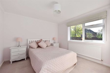 Well presented two bedroom ground floor apartment with allocated parking. - Photo 2