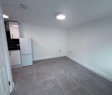 Small size studio flat with seperate kitchen- £1000 inclusive bills - Photo 3