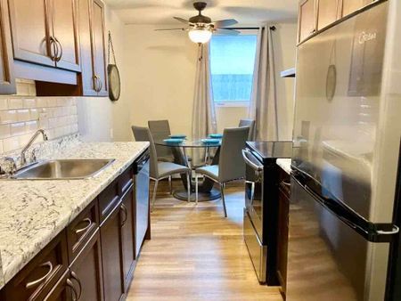 Edmonton Furnished Condo Rental in Glenora - Charming Furnished 1-Bedroom in Glenora – Steps from 124th Street! - Photo 2