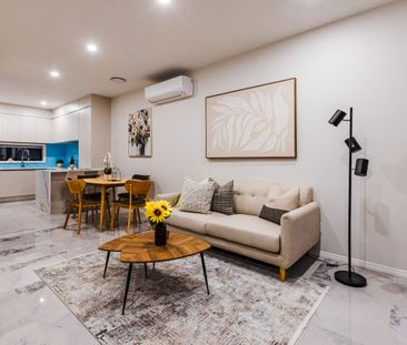 Modern Family Living with nearby beach - Photo 3