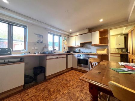 1 bedroom in a house share to rent - Photo 2