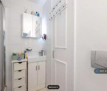1 bedroom in a flat share to rent - Photo 3