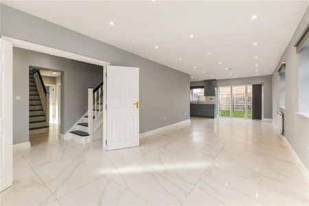 8 bedroom semi-detached house to rent - Photo 3