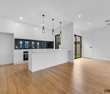 A family double-story home, set in a prime location, this spacious ... - Photo 3