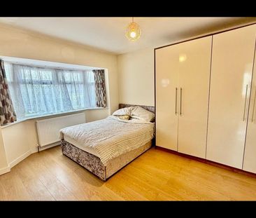 3 Bed Flat, Southdown Crescent, HA2 - Photo 3