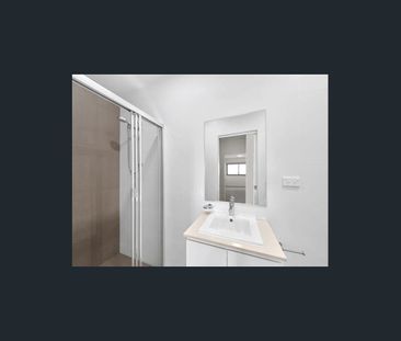 Impressive Modern Apartment with Spacious Living! - Photo 6