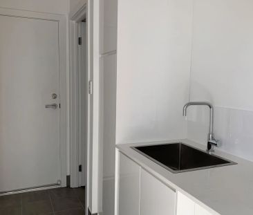 Modern 3 bedroom townhouse perfect summer location! - Photo 5