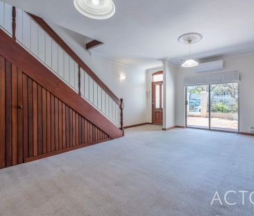 TWO BEDROOM TOWNHOUSE IN FANTASTIC LOCATION! - Photo 4