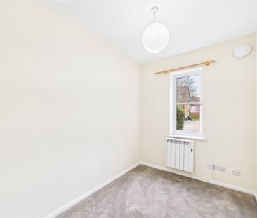 2 bedroom in Admirals Court, Reading - Photo 2
