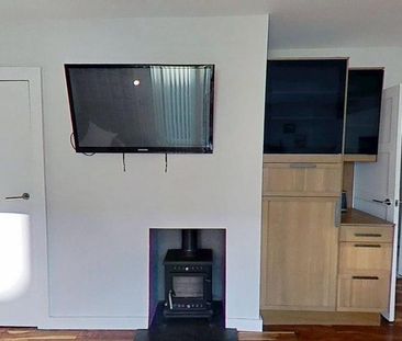 3 bedroom flat to rent - Photo 4