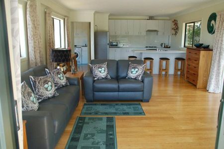 Charming 1BR Home with rural outlook and views - Photo 4