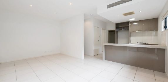 Spacious & Stylish Townhome in Leafy Hamilton - Photo 2