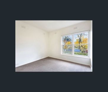 SUN DRENCHED APART WITH SEPARATE STAIRCASE & LANDING/BALCONY WALK TO GLENFERRIE - Photo 6