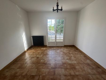 Location Maison 6 pièces 100m² MONTMORILLON 86500 - Photo 2