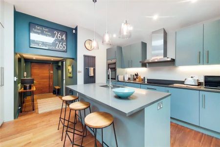 3 bedroom house in London - Photo 3