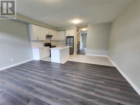 8 ROYAL COLLECTION WAY - Photo 2