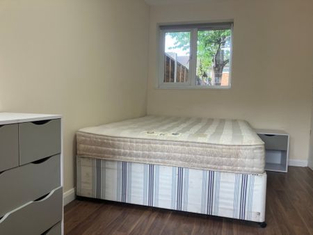 3 bedroom Semi-detached house to rent - Photo 2