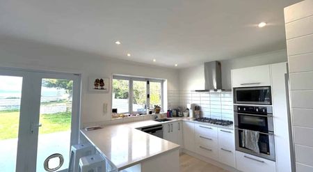 5 Bedroom Home in Paremata - Photo 5