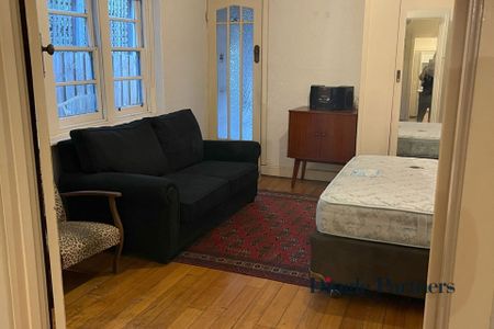 Charming Fully Furnished 1-Bedroom Apartment Moments from Fitzroy Gardens & Cafes - Photo 2