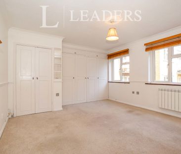 studio to rent Winkfield Court, Boltro Road - Photo 2