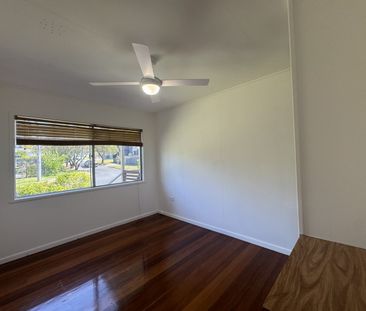 Three-Bedroom Home with Pool in Southport - Photo 4
