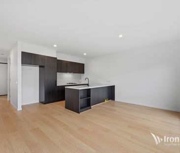 Brand New Home in Aurora Estate Modern, Bright & Convenient! - Photo 4