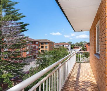 Perfectly Positioned Two-Bedroom Apartment&comma; Walk to Beaches a... - Photo 2