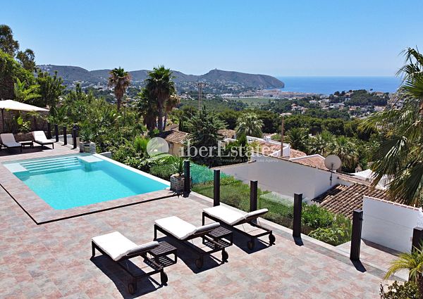 Villa with panoramic sea views